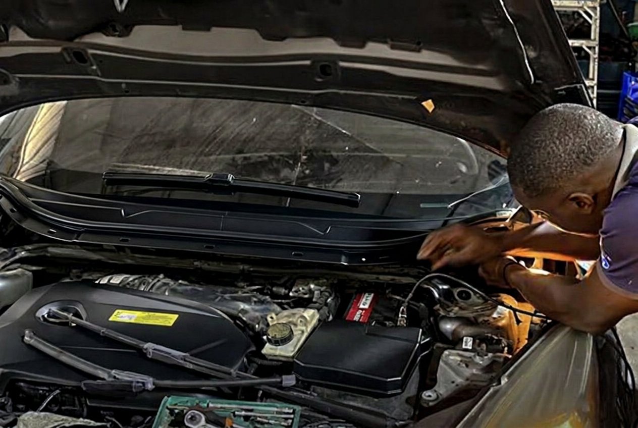 Revisión eléctrica automotriz en el motor de un vehículo
