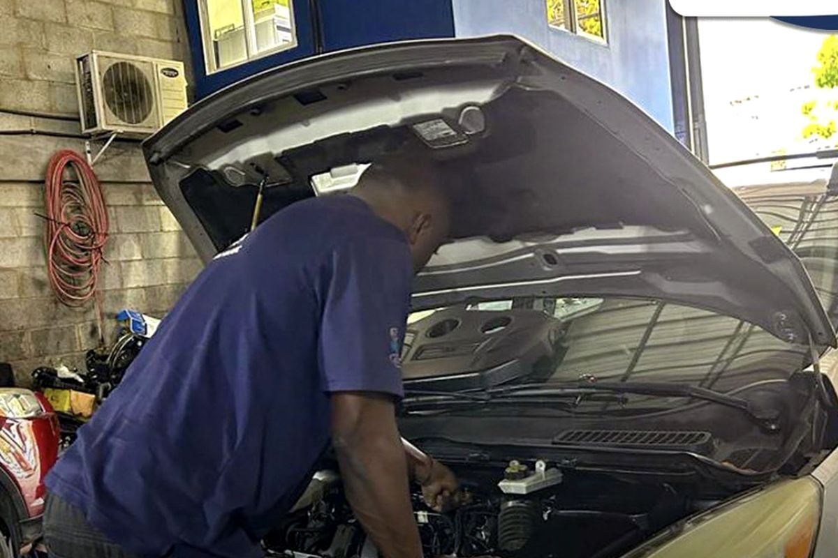 Mecánico revisando el motor de un vehículo en MTCJH